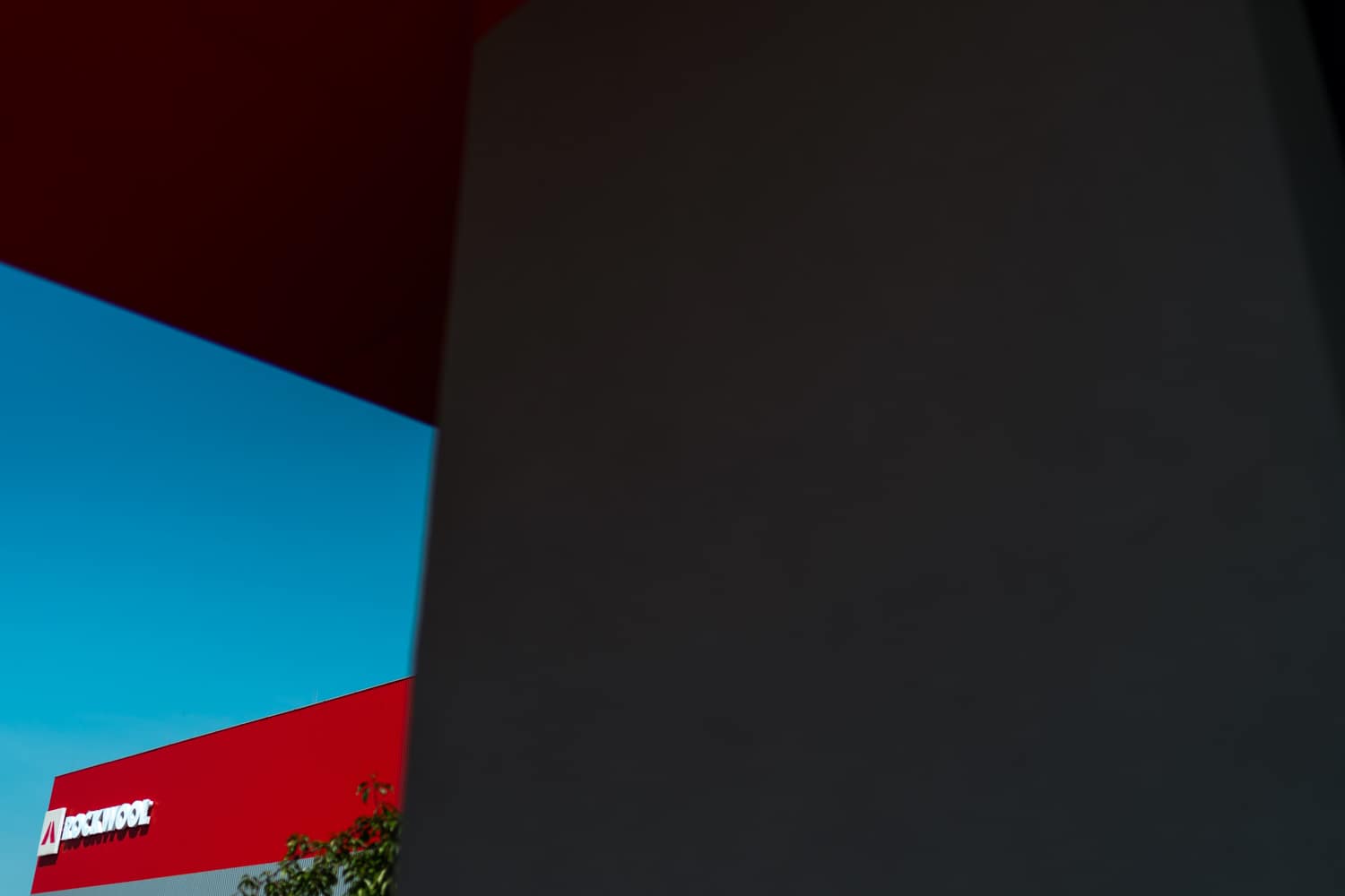 Červená budova a bílý nápis firmy rockwool v Bohumíně